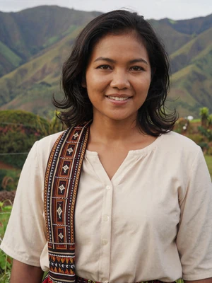 Domingas, 30, professional Timorese woman from Maliana seeking committed partner